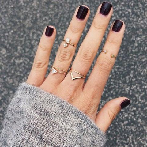 Τα 2 χρώματα στο μανικιούρ, ιδανικά για σένα που σ’ αρέσει να φοράς πολλά δαχτυλίδια