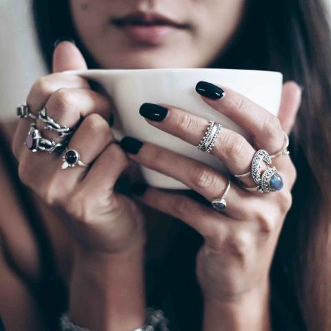 Τα 2 χρώματα στο μανικιούρ, ιδανικά για σένα που σ’ αρέσει να φοράς πολλά δαχτυλίδια