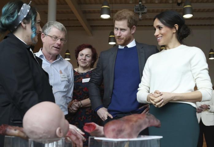 Γιατί ο πρίγκιπας Harry έχει τέτοια έκφραση αηδίας στο πρόσωπο;