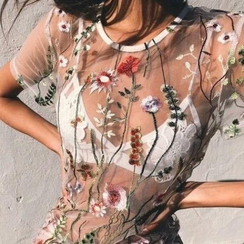 Τα top της Άνοιξης θα φέρουν τροπικό αέρα στο στιλ σου