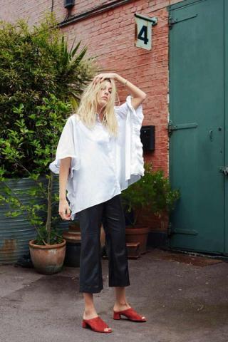 Η Emma Roberts μας δείχνει το shoe trend που πρέπει να επενδύσουμε αυτό το καλοκαίρι Η Emma Roberts μας δείχνει το shoe trend που πρέπει να επενδύσουμε αυτό το καλοκαίρι