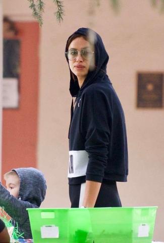 Ο Bradley Cooper πέρασε το Πάσχα μοιράζοντας φιλιά στη γυναίκα της ζωής του