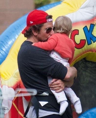 Ο Bradley Cooper πέρασε το Πάσχα μοιράζοντας φιλιά στη γυναίκα της ζωής του