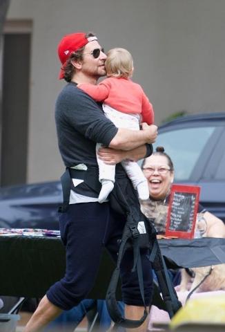 Ο Bradley Cooper πέρασε το Πάσχα μοιράζοντας φιλιά στη γυναίκα της ζωής του