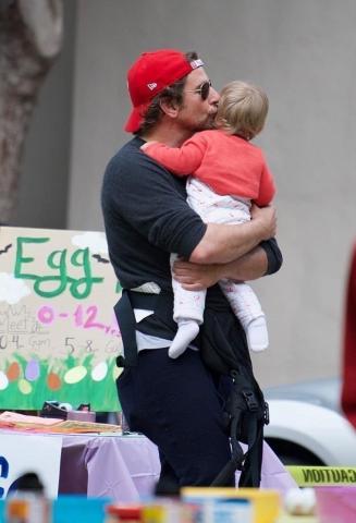 Ο Bradley Cooper πέρασε το Πάσχα μοιράζοντας φιλιά στη γυναίκα της ζωής του