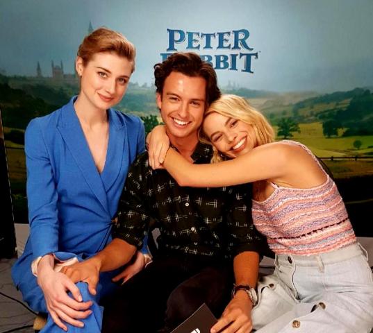 Margot Robbie: Ο μικρός της αδερφός τη συναγωνίζεται άνετα σε γοητεία