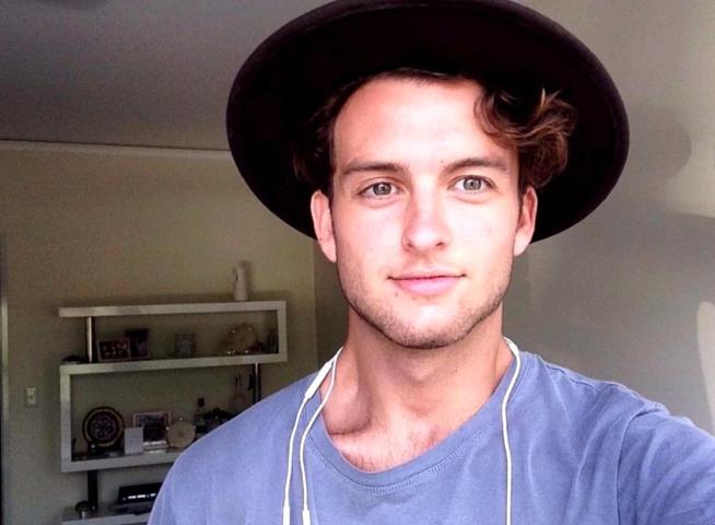 Margot Robbie: Ο μικρός της αδερφός τη συναγωνίζεται άνετα σε γοητεία