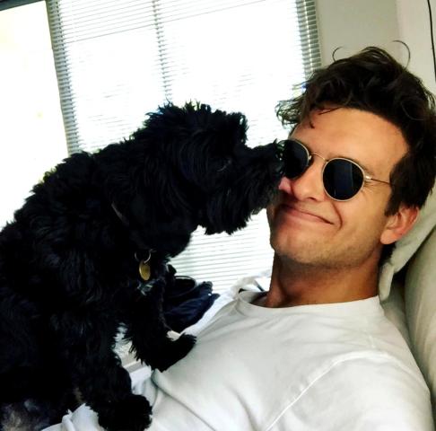 Margot Robbie: Ο μικρός της αδερφός τη συναγωνίζεται άνετα σε γοητεία