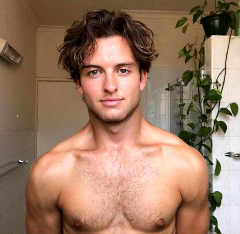 Margot Robbie: Ο μικρός της αδερφός τη συναγωνίζεται άνετα σε γοητεία