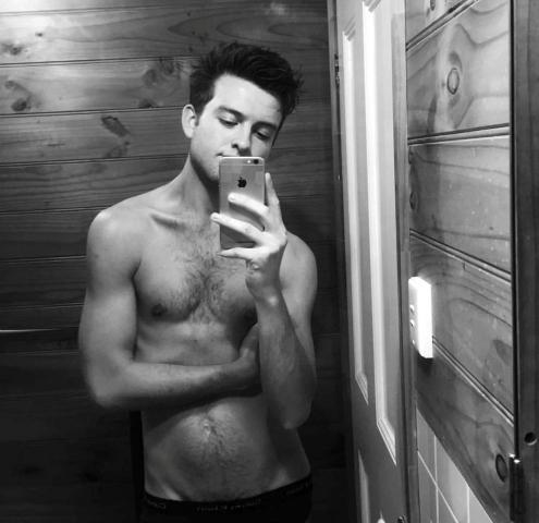 Margot Robbie: Ο μικρός της αδερφός τη συναγωνίζεται άνετα σε γοητεία