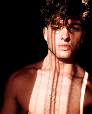 Margot Robbie: Ο μικρός της αδερφός τη συναγωνίζεται άνετα σε γοητεία