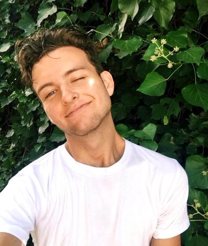 Margot Robbie: Ο μικρός της αδερφός τη συναγωνίζεται άνετα σε γοητεία