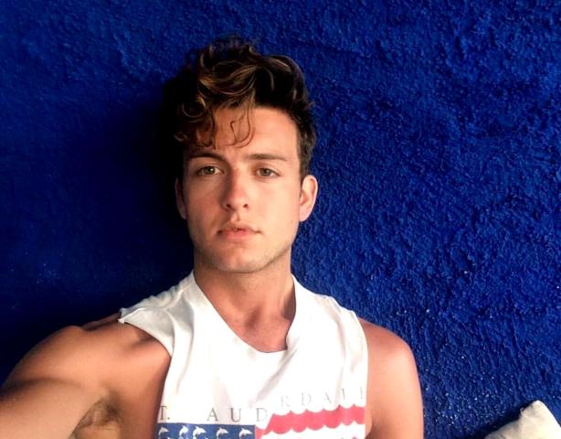 Margot Robbie: Ο μικρός της αδερφός τη συναγωνίζεται άνετα σε γοητεία