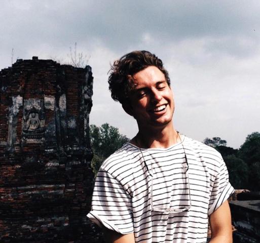 Margot Robbie: Ο μικρός της αδερφός τη συναγωνίζεται άνετα σε γοητεία