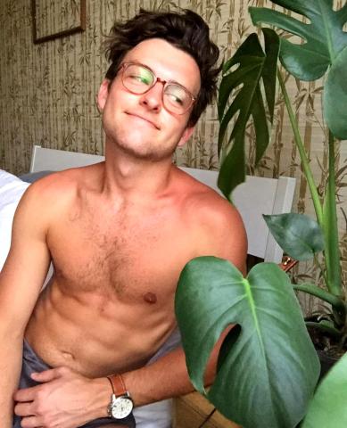 Margot Robbie: Ο μικρός της αδερφός τη συναγωνίζεται άνετα σε γοητεία