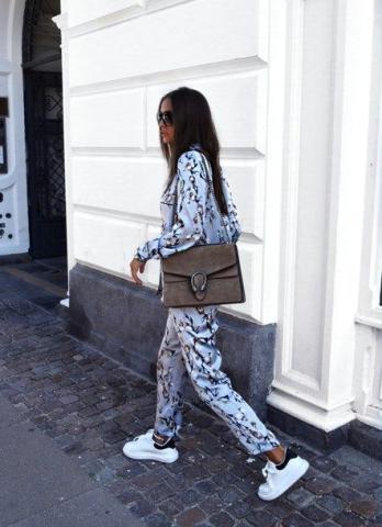 Οι πιτζάμες έχουν θέση στο street style σου και δεν είναι μόνο για τις τολμηρές
