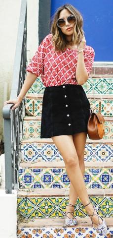 Η mini φούστα κάνει δυναμικό comeback και εμείς σου δείχνουμε πως να τη συνδυάσεις 