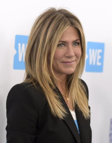 Η Jennifer Aniston αποχαιρέτησε τα τακούνια στο κόκκινο χαλί και εμφανίστηκε πολύ casual