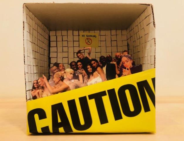 Έκθεση με θέμα «Celebrities που καπνίζουν στις τουαλέτες του Met Gala»