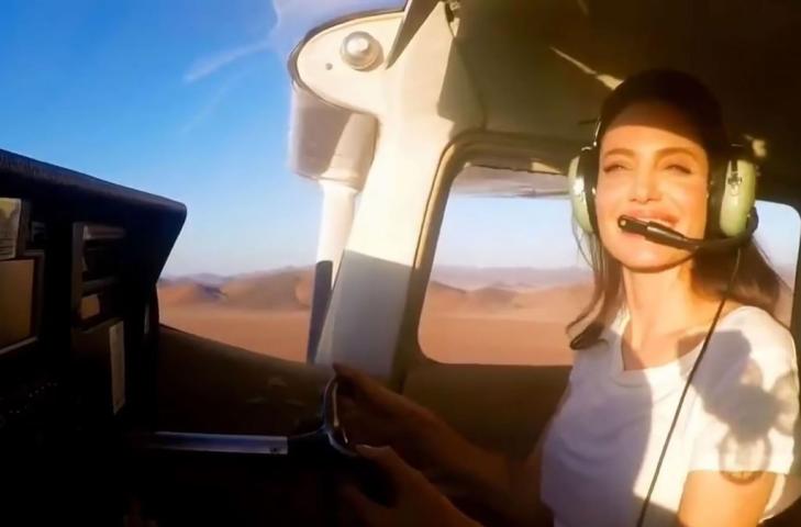 Η Angelina Jolie πετάει ελικόπτερο κανονικότατα (vid)