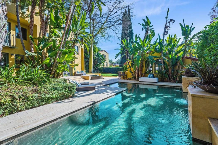 Η εξωτική βίλα της Emma Roberts είναι αλλιώτικη απ’ τις άλλες