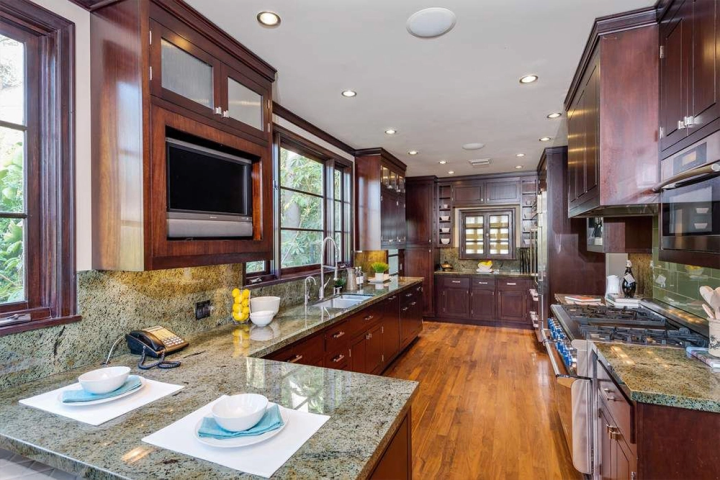 Η εξωτική βίλα της Emma Roberts είναι αλλιώτικη απ’ τις άλλες