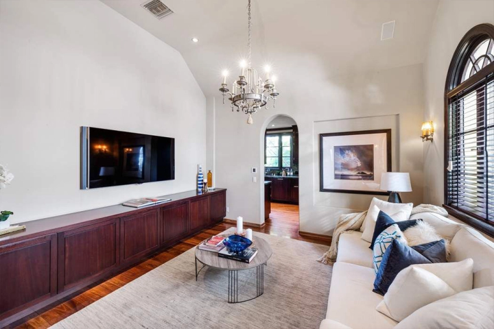 Η εξωτική βίλα της Emma Roberts είναι αλλιώτικη απ’ τις άλλες