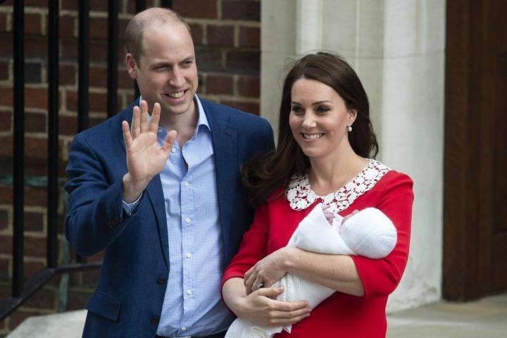 Οι πρώτες φωτογραφίες του royal baby - Βγήκε η Kate Middleton