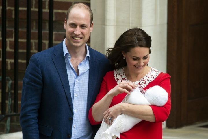 Οι πρώτες φωτογραφίες του royal baby - Βγήκε η Kate Middleton
