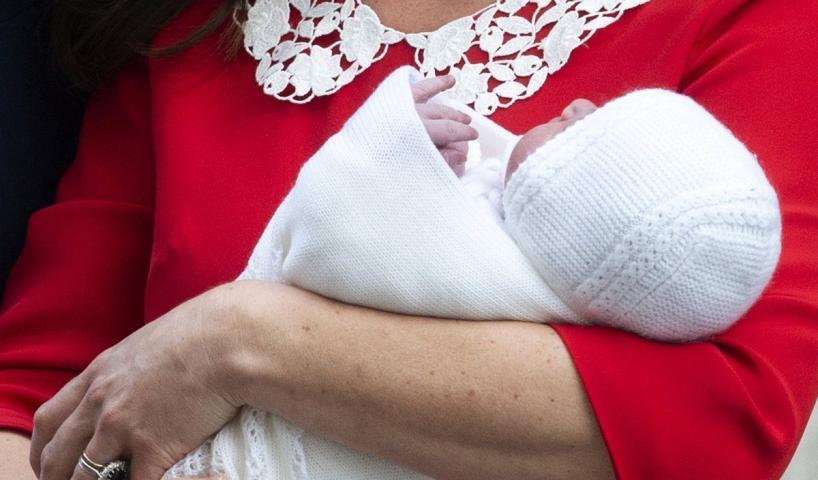 Οι πρώτες φωτογραφίες του royal baby - Βγήκε η Kate Middleton