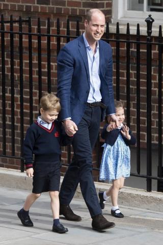 Οι πρώτες φωτογραφίες του royal baby - Βγήκε η Kate Middleton
