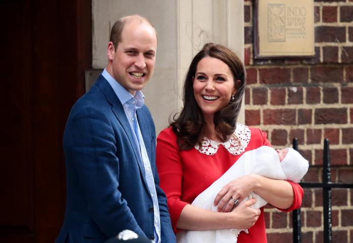 Οι πρώτες φωτογραφίες του royal baby - Βγήκε η Kate Middleton