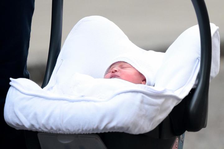 Οι πρώτες φωτογραφίες του royal baby - Βγήκε η Kate Middleton