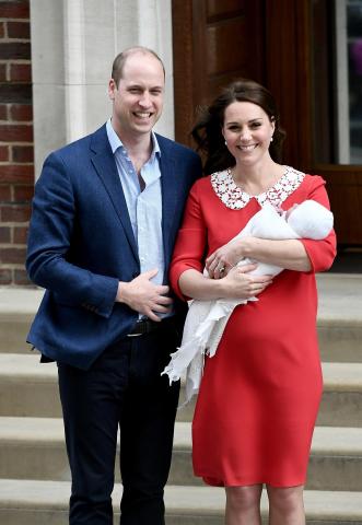 Οι πρώτες φωτογραφίες του royal baby - Βγήκε η Kate Middleton