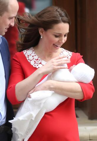 Οι πρώτες φωτογραφίες του royal baby - Βγήκε η Kate Middleton