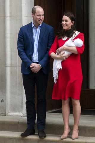 Οι πρώτες φωτογραφίες του royal baby - Βγήκε η Kate Middleton