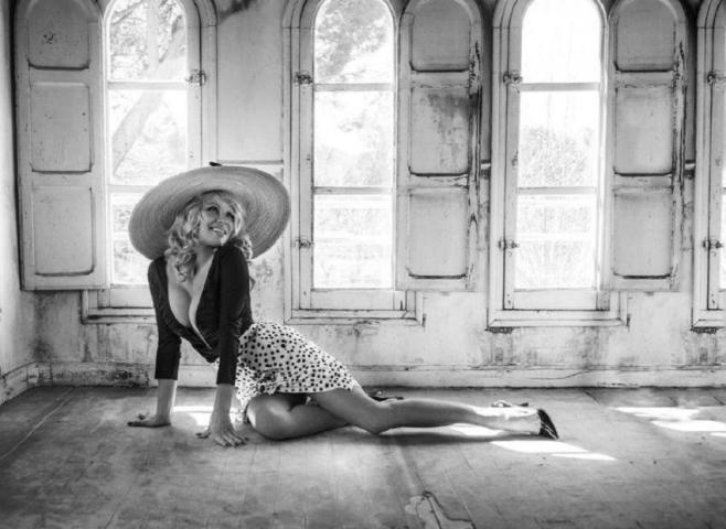 Η Pamela Anderson σε μια φωτογράφιση με ιταλιάνικο αέρα