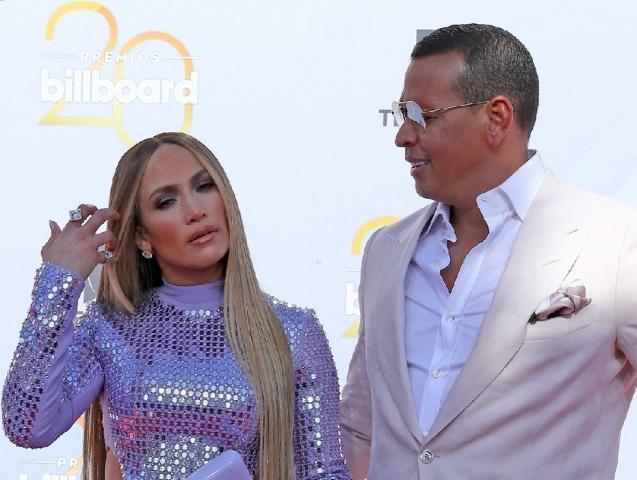 Jennifer Lopez: Εμφανίστηκε απαστράπτουσα και με μαλλί ως το πάτωμα κυριολεκτικά