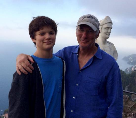 O 18χρονος γιος του Richard Gere μοιάζει με μοντέλο αλλά… μισεί τις κάμερες O 18χρονος γιος του Richard Gere μοιάζει με μοντέλο αλλά… μισεί τις κάμερες