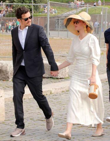 Η Katy Perry στο Κολοσσαίο με outfit αλά Audrey