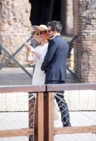 Η Katy Perry στο Κολοσσαίο με outfit αλά Audrey