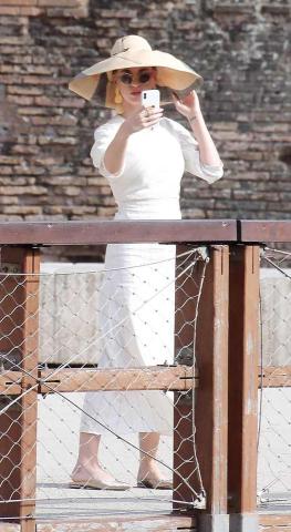 Η Katy Perry στο Κολοσσαίο με outfit αλά Audrey