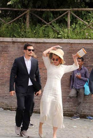 Η Katy Perry στο Κολοσσαίο με outfit αλά Audrey