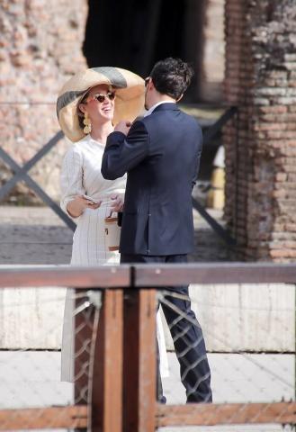 Η Katy Perry στο Κολοσσαίο με outfit αλά Audrey