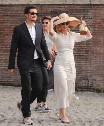 Η Katy Perry στο Κολοσσαίο με outfit αλά Audrey