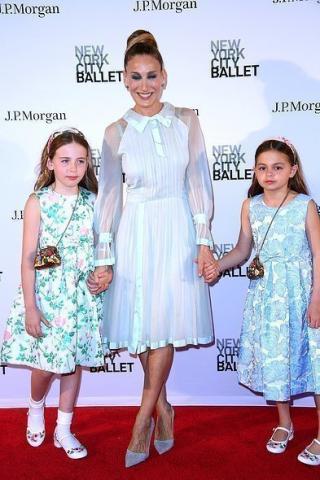 Sarah Jessica Parker: Η σπάνια δημόσια εμφάνιση με τις δίδυμες κόρες της