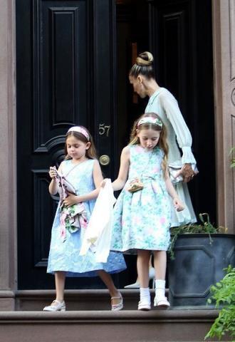 Sarah Jessica Parker: Η σπάνια δημόσια εμφάνιση με τις δίδυμες κόρες της