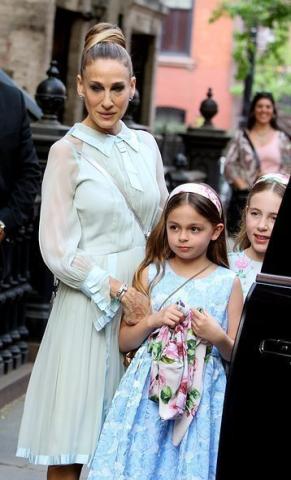Sarah Jessica Parker: Η σπάνια δημόσια εμφάνιση με τις δίδυμες κόρες της