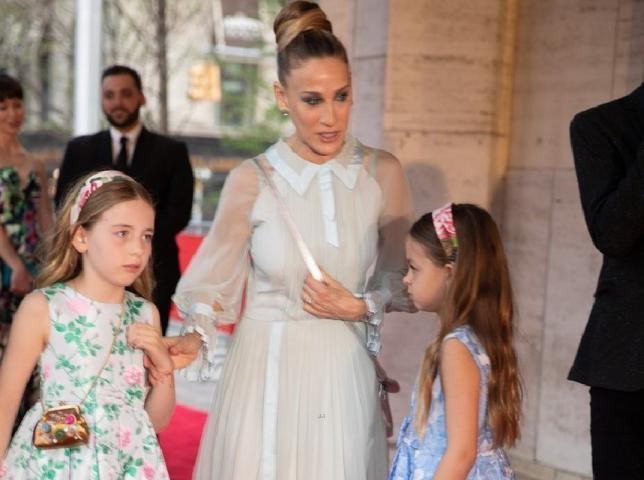 Sarah Jessica Parker: Η σπάνια δημόσια εμφάνιση με τις δίδυμες κόρες της