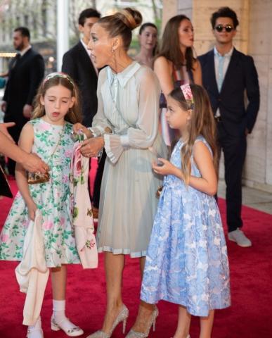 Sarah Jessica Parker: Η σπάνια δημόσια εμφάνιση με τις δίδυμες κόρες της